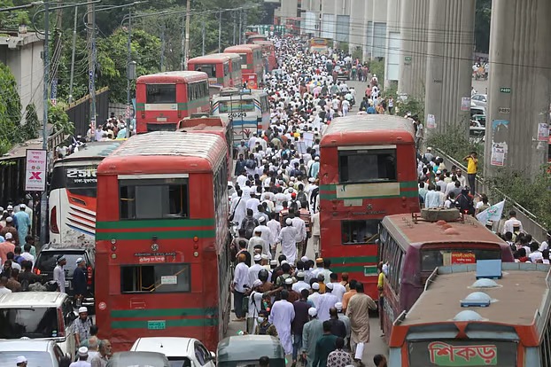 রাজধানীর বিভিন্ন সড়কে যান চলাচল সীমিত, যানজট