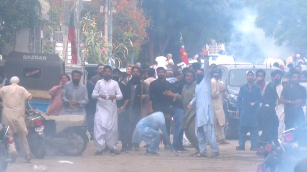 ইমরান খানের মুক্তির দাবিতে বিক্ষোভে উত্তাল পাকিস্তান