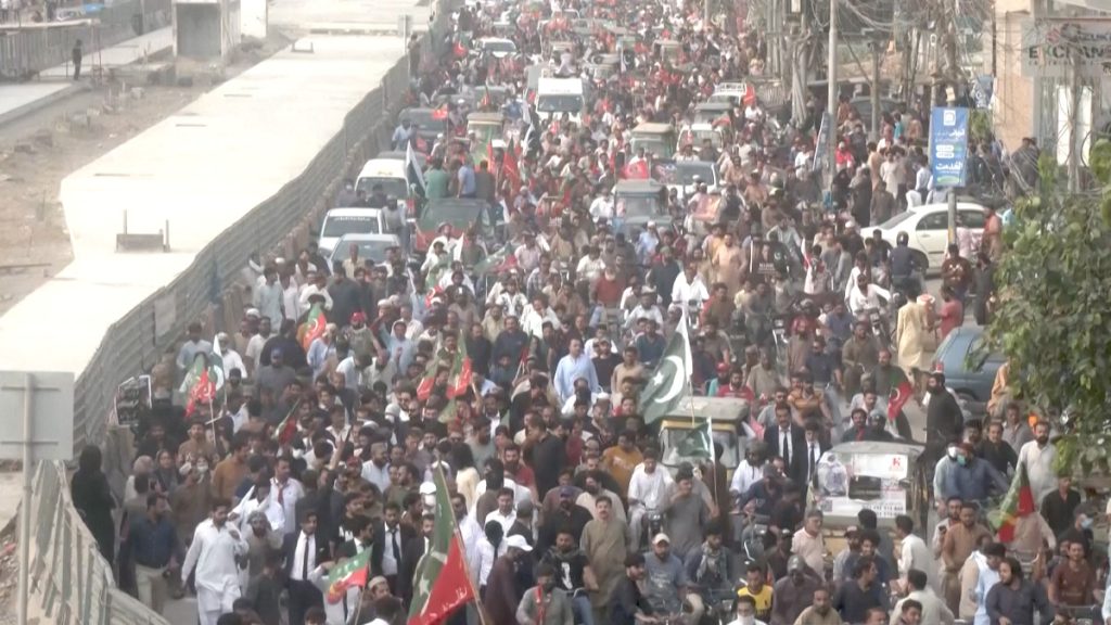 ইমরান খানের মুক্তির দাবিতে বিক্ষোভে উত্তাল পাকিস্তান