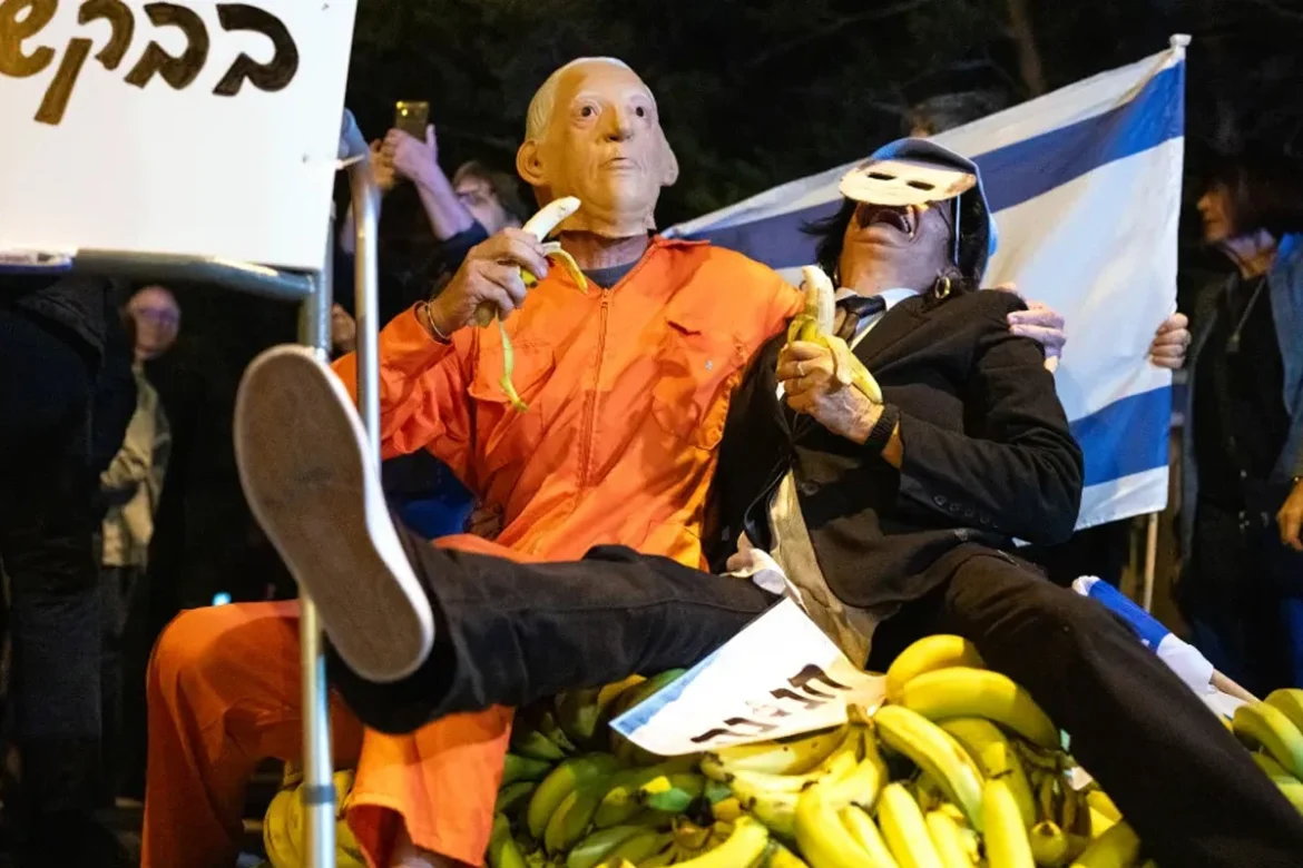 নেতানিয়াহুকে ক্ষমা না করতে প্রেসিডেন্টের বাসভবন ঘিরে ইসরায়েলিদের বিক্ষোভ