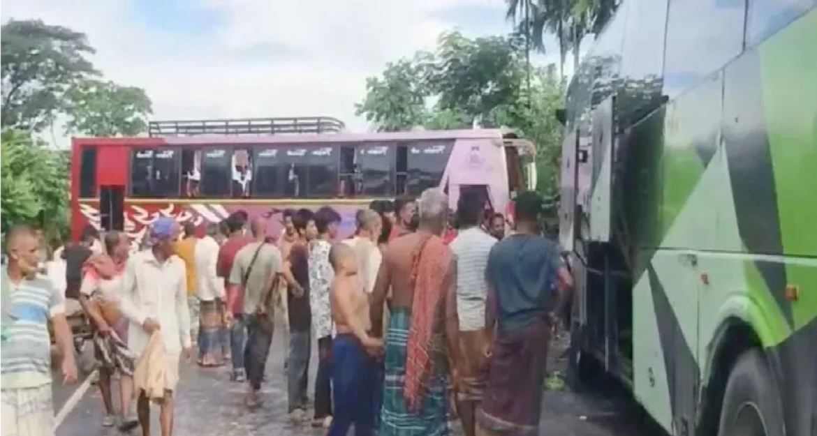 যাত্রীবাহী দুটি বাসের মুখোমুখি সংঘর্ষ